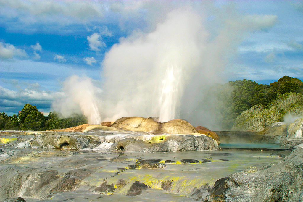 Views of Pohutu Geyser image