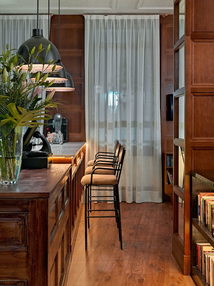 Hotel Bar