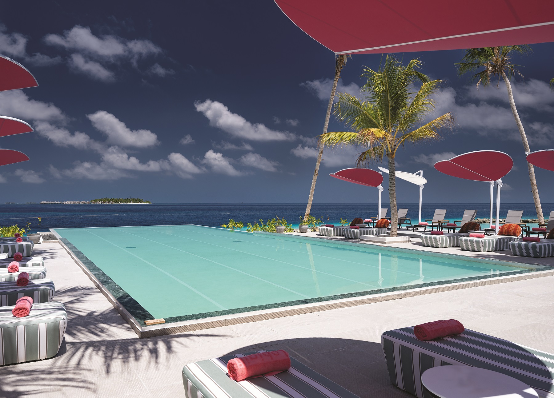 Swing Bar Poolside